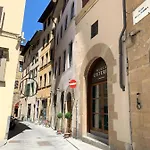 AI MAGAZZINI DEI MEDICI (casa con balcone)