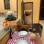 AI MAGAZZINI DEI MEDICI (casa con balcone)