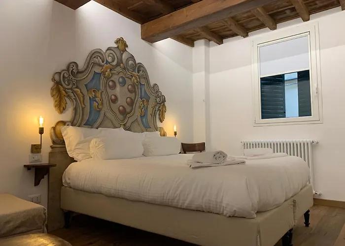 AI MAGAZZINI DEI MEDICI (casa con balcone)